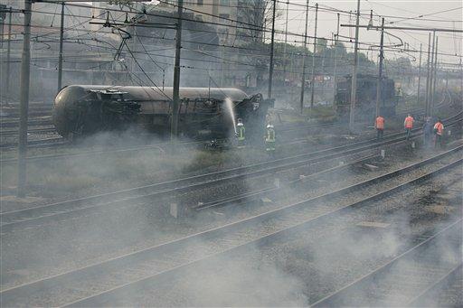İtalya Viareggio kasabası istasyonunda raydan çıkan, sıvılaştırılmış doğal gaz yüklü iki vagonda meydana gelen patlama sonucu onlarca kişi öldü, ortalık savaş alanına döndü