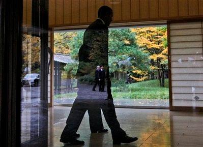 Forbesun geçen hafta Dünyanın en güçlü adamı olarak ilan ettiği ABD Başkanı Barack Obamanın Japonya ziyareti sırasında Japon İmparatoru Akihito karşısında eğilmesi kriz yarattı.