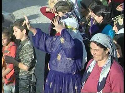 PKK'lıların Mahmur'dan ayrılışı esnasında kampda bulunanlar uğurlama töreni düzenledi...