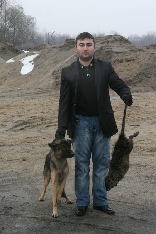 Edirne'de Meriç Nehri kenarında boyu yaklaşık 80 cm ve ağırlığı ise 6 kilo olan dev bir fare köpekler tarafından öldürüldü.