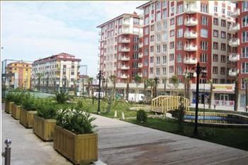 ESENBAHÇE
Önay Grupun İstanbul Esenyurtta inşa ettiği Esenbahçede 451 konut bulunuyor. 92.5 ile 120 m2 arasında 2+1 ve 3+1 daire seçeneği sunulan projede, fiyatlar 140 bin ile 235 bin lira arasında değişiyor. Yüzde 85i satılan projede, ayda 0.95 faiz oranı ve 120 ay vadeyle ev sahibi olmak mümkün. Tenis kortu, basketbol sahası, süs havuzları, toplantı odaları, dinlenme alanları, çocuk oyun alanları, fitness center, kamelyalar ve kapalı otopark bulunan proje, 24 saat güvenlik hizmeti veriliyor.
Web: www.esenbahcekonutlari.com
Tel: 0212 852 88 87