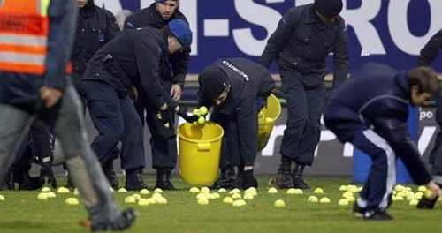 Benzer bir protesto, 7 Kasım 2010'da İsviçre'de yapıldı. Birinci ligde oynanacak Basel-Luzern maçı, İsviçreli tenisçi Roger Federer ile Sırp Novak Djokoviç arasında oynanacak ATP Basel turnuvası finaliyle aynı saate denk geliyordu. Bunun üzerine İsviçre televizyonu futbol maçının öğle saatlerinde oynanmasına karar verdi ve bu karar iki takım taraftarlarını çileden çıkardı.
Ligde ilk 2 sırayı paylaşan Basel ve Luzern taraftarları protesto için anlaştılar. Görevliler yüzlerce tenis topunun stada sokulduğunu fark etmedi ve maçın başında taraftarlar ellerindeki topları sahaya fırlattı. Sahada futbol oynanamayacak hale gelince hakem oyuncuları soyunma odasına gönderdi. Saha temizlenip maç başlayınca ikinci dalga tenis topu yağmuru başladı ve maç yeniden durdu.
Basel, son dakikada attığı golle Luzern ile 1-1 berabere kaldı, Federer de Djokoviç'i 2-1 yenerek şampiyon oldu.