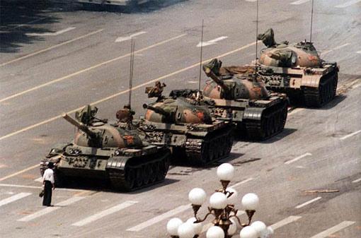 Soğuk Savaş sonrasının simge fotoğrafı 5 Haziran 1989 yılında Beijing'in Tiananmen meydanındaki protesto gösterileri sırasında Jeff Widener tarafından çekildi. Tank Adam ya da Meçhul Asi adları ile halen etkisini sürdürüyor.