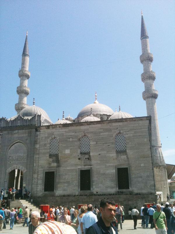 "Yeni Cami direk ister, söylemeye yürek ister..." demeye gerek yok artık ama pek çok cami gibi bu caminin de bitmeyen restorasyon işleri dikkat çekiyor...