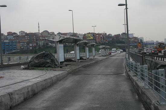 Hasanpaşa durağı. Bilboardlar dahil bir çok şeyi hazır vaziyette