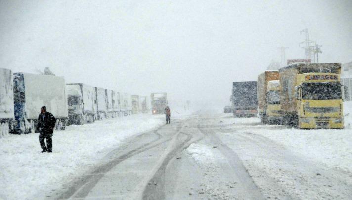 Hava sıcaklığı kent merkezinde 2 derece ölçülürken, Lalapaşa'ya bağlı Hamzabeyli köyünde kar kalınlığı 30 santimetreye ulaştı.