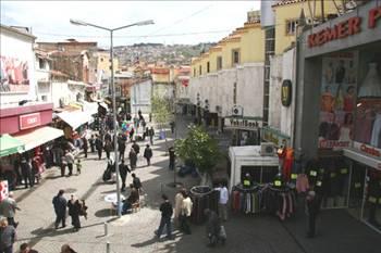İzmir'deki Kemeraltı çarşısında dolanmak