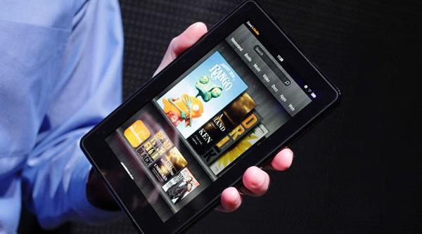<p><strong>Amazon Kindle Fire:</strong></p> Lansmanından önce iPad'ın katili olarak adlandırıldı. Kendi içinde mükemmel bir cihaz olsa da piyasaya çıktığında iPad ile yarışamayacağı görüldü. 16 milyon renk destekleyen, 1024 x 600 ekran çözünürlüğüne sahip 7 inç dokunmatik ekranlı cihaz, Android işletim sisteminin yanı sıra Amazon tarafından geliştirilen Silk internet tarayıcısına sahip. Dahili 8 GB kapasitesi, 8 saatlik pil ömrünün yanı sıra cihaz, tüm uygulamalara tek parmak hareketiyle ulaşma, tek tuşla 100 binden fazla film ve TV programını seyredebilme özelliklerini sunuyor
