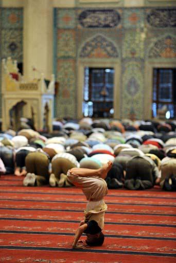 RAMAZAN AYININ ILK TERAVIH NAMAZINI KILMAK ICIN VATANDASLAR CAMILERE AKIN ETMISTI. ANNE VE BABALARIYLA ANKARA KOCATEPE CAMII'NE GELEN COCUKLARIN, ZAMAN ZAMAN NAMAZIN DISINDA OYUN OYNADIKLARI DA GOZLENMISTI. (CEM OZDEL)