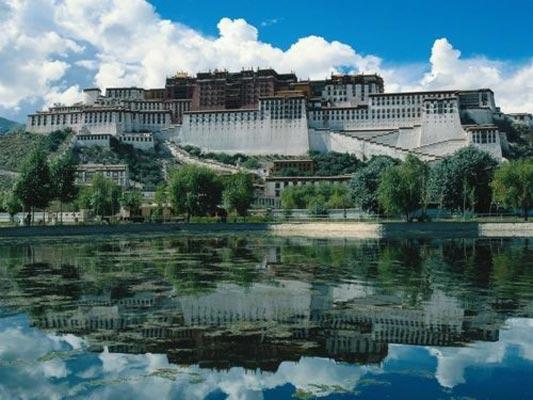 16. Tibet'teki Lhasa Nehri'nden Potala Sarayı