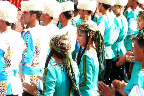 Berdimuhammedov, gece-gündüz ısı farkı en büyük şehirlerinden birinde dünyanın en tuzlu gölünün kıyısına dillere destan bir tesis, muhteşem bir açılış yaptı ama gazetecilerin şovu görüntülemesi için elden gelen arkaya konmadı! Bunlar kurtarılabilenler...