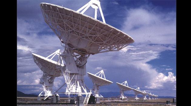 <strong>Ulusal Radyo Astronomi Gözlemevi: </strong>Bu dünyadaki en büyük teleskop. 27 ayrı tür radyo anteni, her birinin 25 metrelik çapı bulunuyor. Bu teleskop ile bilimadamları gökyüzüyle ilgili nesnelerin detaylı resimlerini oluşturuyorlar. Radyo dalgaları birçok objenin üstünü örten kozmik tozu geçiriyor. Bu teleskop optik teleskopların göremediğini görüyor. VLA'yı kallanan bilim adamları, Samanyolu'nun merkezindeki kara delikler üzerinde çalışıyorlar.