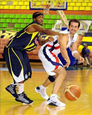 Beko Basketbol Ligi'nde play-off final serisinin ilk maçında Fenerbahçe Ülker, Efes Pilsen'i 68-60 yenerek, 1-0 öne geçti.