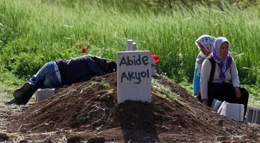 Bilge köyünde 44 kişinin öldüğü saldırı, birçok dramı ve hüznü de beraberinde getirdi. Köyde bir yanda ağıtlar, bir yanda ölüm korkusunun getirdiği göç var.