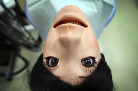 <strong>30. Diş hekimi öğrencileri işin sırrını bu robotla öğreniyor </strong><br><br>
2010 -> Bu robotun fotoğrafının bu şekilde çekilmiş olmasının özel bir anlamı var. Japonya'daki Showa Üniversitesi'nde geliştirilen Hanako isimli bu robotun tek, ama önemli bir amacı var. O da dişlerinden anlayabileceğiniz gibi üniversitenin diş hekimliği öğrencilerinin eğitimine yardımcı olmak.