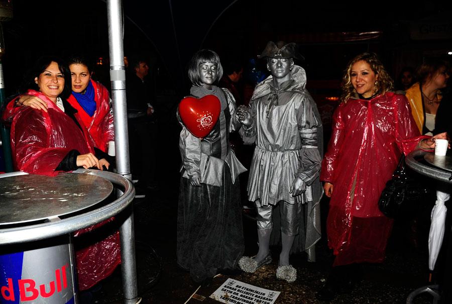 Çoban, Avrupa'nın birçok kentinin sokaklarında, günün her saati 'canlı heykel'' performansının da aralarından bulunduğu, sokak sanatçılarının çeşitli gösterilerinin, günlük kent yaşamının ayrılmaz bir parçası olduğuna dikkati çekerek, ''Biz de Türkiye'nin Avrupa'ya en yakın kenti olarak kabul ettiğimiz İzmir'de, sokakların sanatla güzelleşeceğine inandık ve böyle bir işe başladık. Ancak bunu yaparken, karakterleri Türk kültürüne uyarladık. 20-25 canlı heykelin aynı anda bulunduğu konulu performanslar, projeler hazırladık.''