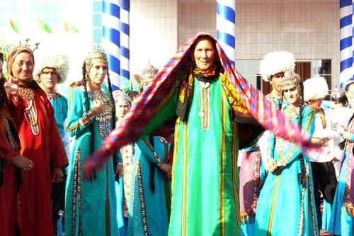 Berdimuhammedov, gece-gündüz ısı farkı en büyük şehirlerinden birinde dünyanın en tuzlu gölünün kıyısına dillere destan bir tesis, muhteşem bir açılış yaptı ama gazetecilerin şovu görüntülemesi için elden gelen arkaya konmadı! Bunlar kurtarılabilenler...