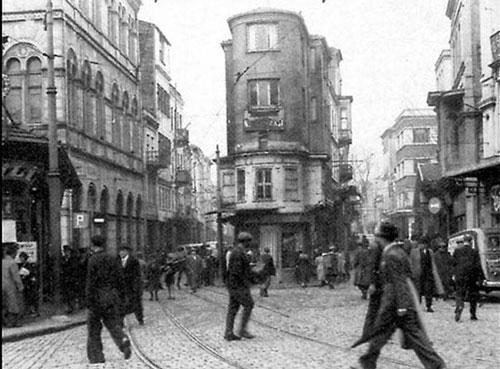 Bugün Garanti Bankasının yerinde bulunan "Nisuaz (Niçioise) Pastanesi" ise Orhan Veli, İbrahim Çallı, Necip Fazıl, Sait Faik, Bedri Rahmi, Sadri Esad Siyavuşgil ve Ahmet Hamdi Tanpınar gibi tanınmış yazarların uğrak yeriydi.