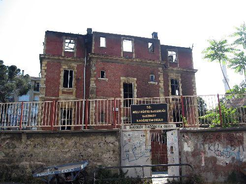 Cahit Sıtkı Tarancı, Cem Karaca, Tarık Akan, Neriman Köksal gibi ünlü isimlerin eğitim gördüğü taş mektep de denilen Bakırköy Ortaokulu binası, alev alev yandı.