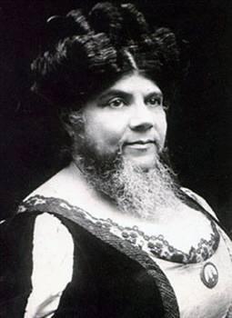 BARONESS SIDONIA DE BARCSY Barchy, 1 Mayıs 1866'da Budapeşte'de doğdu. 19 yaşına kadar sakalları olmayan Barchy'nin, oğlu Nicu'yu dünyaya getirdikten 12 gün sonra sakalları çıkmaya başladı. Eşi ile birlikte 1890 yılında Avrupa'ya gitti. Dünyanın tek sakallı annesi olarak yaklaşık 400 $ kazanmaya başladı. 1912 yılında eşi hastalandı ve öldü. Tekrar evlenen Barchy'e ikinci eşi kötü davranıyordu. Bir süre sonra eşi Texas'a giderek Barchy ve oğlunu terketti. Barchy diabet hastalığı ile yıllarca uğraştı ve 19 Ekim 1925'te öldü.
