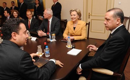 ABD Dışişleri Bakanı Hillary Clinton, eşinin Başbakan olduğu yıllardaki resmi ziyaretinden yıllar sonra bu kez bakan sıfatıyla resmi bir ziyaret için Ankara'yı ziyaret etti.