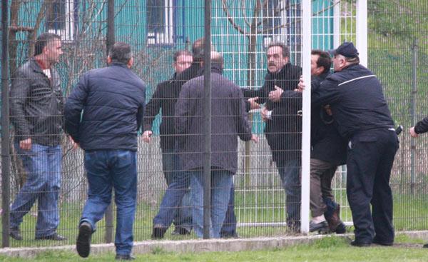 Sakarya'da oynanan Kırkpınarspor, As Akyazıspor amatör küme maçında olaylar çıktı. Akyazı Belediye Başkanı Yazıcı sahaya girip oyunculara saldırmaya kalkıştı.