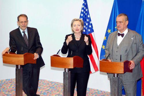 ABD Dışişleri Bakanı Hillary Clinton, eşinin Başbakan olduğu yıllardaki resmi ziyaretinden yıllar sonra bu kez bakan sıfatıyla resmi bir ziyaret için Ankara'yı ziyaret etti.