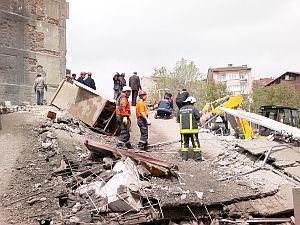 Malatya'da 7 katlı inşaat halinde altında işyerleri olan bina çöktü.