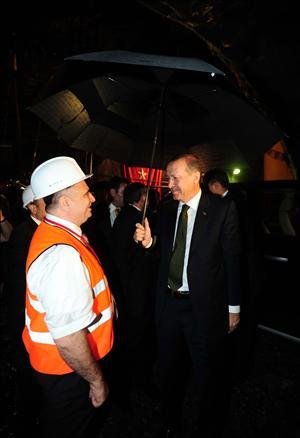 Erdoğan, yaklaşık 140 metre derinliğe kadar ulaşan tünelin içinden geçtiklerine işaret ederek, ''İnşallah fevkalade bir durum olmadıkça 31 Aralık 2010'da Melen suyunu Avrupa yakasına vereceğiz'' dedi.