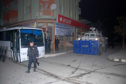 İzmir Bornova'da yaklaşık 150 kişilik grup, işyerleri ve araçlara saldırdı. Göstericiler tarafından bazı işyerlerine ve park halindeki araçlara molotof ve taşlı saldırı düzenlenirken, göstericilerle mahalle sakinleri arasında taşlı sopalı kavga çıktı.