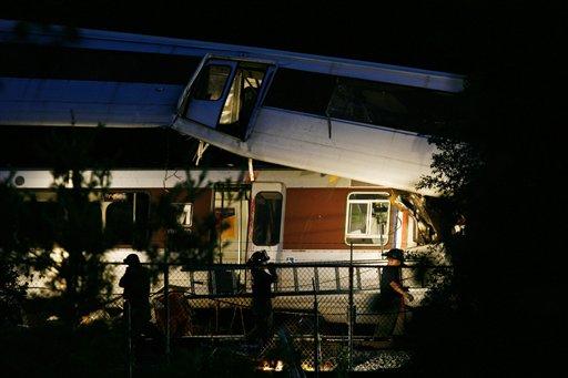 Washington'da, Maryland eyaleti yakınında metro kazasında çok sayıda kişi öldü. Bazı yerel radyo ve televizyonlarda, trenin makinistinin telefonla mesaj atmakta olduğu sırada, aynı istikamette giden diğer trene arkadan çarptığı iddia edildi.