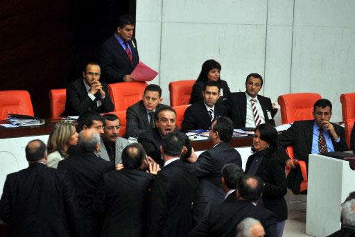 TBMM Genel Kurulunda gerginlik... Kendisini ''ihbarcılık'' ile suçlayan DTP Muş Milletvekili Sırrı Sakık, CHP Malatya Milletvekili Ferit Mevlüt Aslanoğlu'na yumruk attı