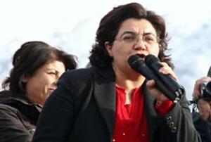 EMİNA AYNA (DTP): Davos'ta yaşanan tamamen bir şovdu. Kendi içinde müthiş çelişkiler barındıran bir şovdur. Hamas olmadan bu iş çözülmez, demesi çelişkidir. Orada Hamas olmalıydı diyorsanız Kürt sorurun çözümünde de PKK olmalıdır demek zorundasınız.