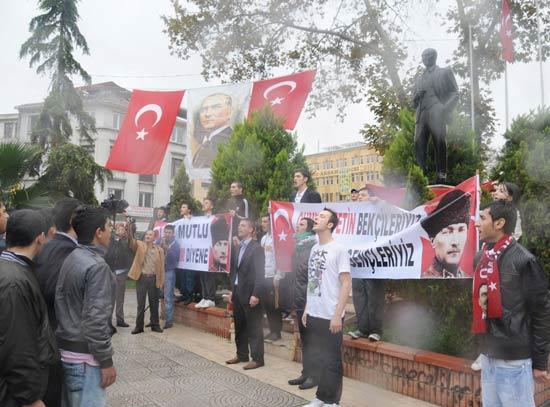 PKK'lıların teslim olması ve demokratik açılımı protesto eden daha çok liseli öğrencilerin olduşturduğu bir grup, Küçükçekmece Sefaköy'de E-5 Karayolu'nu yolunu trafiğe kapatıp sloganlar attı.