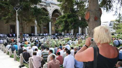 Ramazanın bitmesine bir gün kala kılınan son cuma namazında, camilere sığmayan vatandaşlar, caddelere serdikleri seccadelerde ibadetlerini gerçekleştirdi. Yurttan cuma manzaraları: