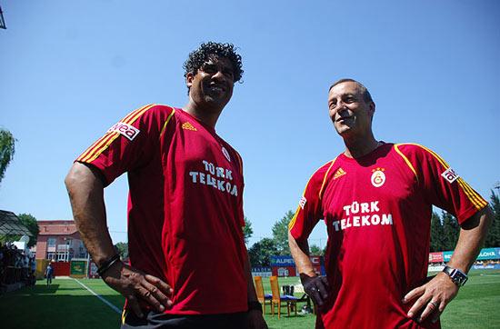 Sarı-Kırmızılı kulübün yeni teknik direktörü Frank Rijkaard sezonun ilk antrenmanı için Florya Metin Oktay Tesisleri'nde sahaya çıktı.