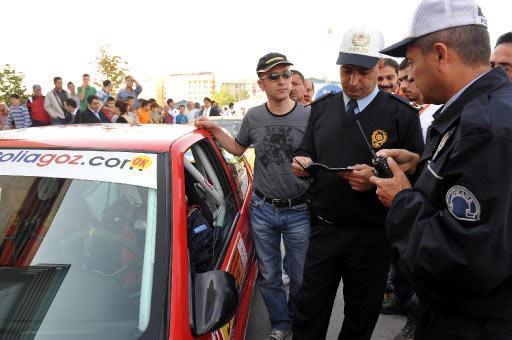 Bu yıl ilki düzenlenen Başkent Rallisi'nde modifiyeli araçlar piste çıkacakken, yarışa katılanları hayrete düşüren bir olay yaşandı. Ralli alanına dalan trafik polisleri, katılan araçlara denetim yaptı, ruhsat istedi