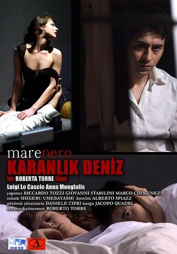 Karanlık Deniz >>>> Roberta Torrenin yönettiği ve Luigi Lo Cascio, Anna Mouglalis, Maurizio Donadoni ile Massimo Popolizionin oynadığı Karanlık Deniz, iki sevgilinin birden değişen hayatlarını beyaz perdeye yansıtıyor. 

Sinemaseverlerin sabırsızlıkla beklediği filmin konusu şöyle: 

Dedektif Luca ve Veronica ciddi bir ilişki yaşamaya başlar. Telefonda aldığı bir cinayet haberi Lucayı etkilemeye başlar. Kurbanın hayatı, bir şekilde Lucanın erotik arzularını ateşler ve Veronicaya olan sevgisinden şüphe edecek kadar alçak bir hayat yaşamaya başlar. Luca, kendi fantazilerinden oluşan kabuslar ve cinsel zevklerle hayatını altüst eder.