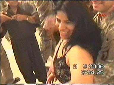 Saddam Hüseyin'in Tikrit'teki sarayında felekten bir gece çalan Amerikalı askerler ve Kürt peşmergeler Kürt ve Arap kadınlarla böyle eğleniyorlar...