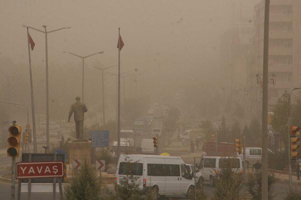 Suriye ve Irak üzerinden kalkan çöl fırtınası yüzünden oluşan toz bulutları rüzgârın etkisiyle başta Mardin olmak üzere Güneydoğu illerini etkisi altına aldı.