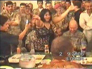 Saddam Hüseyin'in Tikrit'teki sarayında felekten bir gece çalan Amerikalı askerler ve Kürt peşmergeler Kürt ve Arap kadınlarla böyle eğleniyorlar...