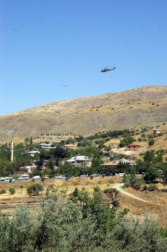 lazığ'ın Baskil ilçesi Karaali köyünde bir baba ve oğlunun etrafa rastgele ateş açması sonucu 6 kişinin öldüğü, çok sayıda kişinin yaralandığı bildirildi.