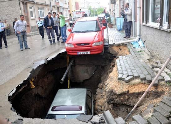 Eskişehir'de park halindeki otomobil, çöken asfaltla birlikte yaklaşık 3 metre derinliğindeki foseptiğe düştü. Ölen ya da yaralananın olmadığı olayda otomobil çukurdan vinçle çıkartıldı.