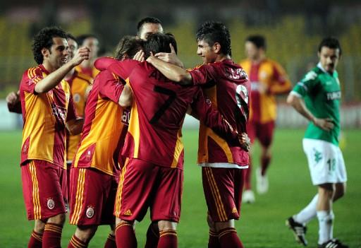 Galatasaray ilk yarısını 2 farklı önde kapattığı maçın ikinci yarısında oldukça zorlandı. Maç fazlasıyla 3. sıraya yükseldi.