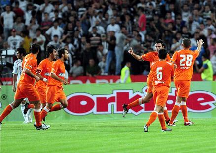 2009-2010 Sezonu perdesini açtı. Şampiyon Beşiktaş, açılış maçında İstanbul Belediyespor'la öne geçtiği maçta 1-1 berabere kaldı...