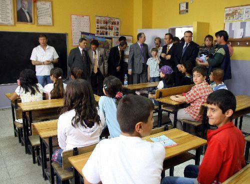2008-2009 Eğitim - Öğretim yılı sona erdi. İlköğretim ve ortaöğretim okullarında eğitim gören yaklaşık 15 milyon öğrenci karne alarak tatile girdi. Kiminde hüzün kiminde sevinç vardı: