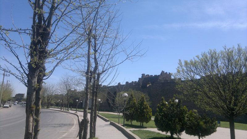 <b>İÇ KALE VE DIŞ KALE KAPILARI</b>
<br>
Diyarbakır Surları iç kale ve dış kale olarak ayrılıyor İç kale surları dış kale surlarının bir örneği gibi. Diyarbakır surlarında, gerek İçkale gerekse de Dışkale üzerinde dört ana kapı bulunmakta. 16. Yüzyılda Osmanlı Hakimiyetine giren iç kalenin "Saray", "Oğrun", "Küpeli" ve "Fetih" isbimli 4 kapısı var.