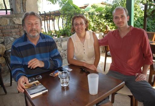 DSP Eski Genel Başkanı Zeki Sezer, ailesiyle birlikte Fethiye'nin Ölüdeniz beldesinde tatil yapıyor.