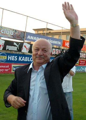 Trabzonspor, 2008-2009 sezonu hazırlıklarına, bugün yaptığı antrenmanla başladı. İşte flaş transferlerle Yanal yönetimindeki sezonun ilk idmanından kareler: