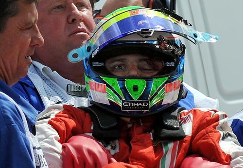 Sıralama turları sırasında Brawn takımının pilotu Barichello'nun aracından kopan 800 gramlık bir yayın kaskına çarpması sonucu kontrolünü kaybeden Brezilyalı Formula 1 Ferrari pilotu Felipe Massa, bariyerlere çarptı. Kazanın hemen ardından acilen kaldırıldığı AEK Askeri Hastanesi'nde kafatasında kırık tespit edilen Massa, ameliyata alındı. (TAMAS KOVACS/AFP/Getty Images)